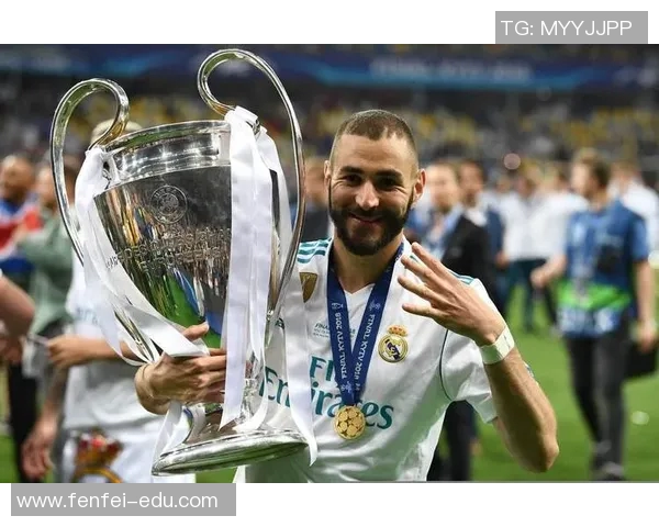 皇马官方宣布续约本泽马至2024年夏天，未来两年星辉闪耀